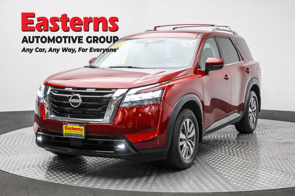 2022 Nissan Pathfinder SL's photo