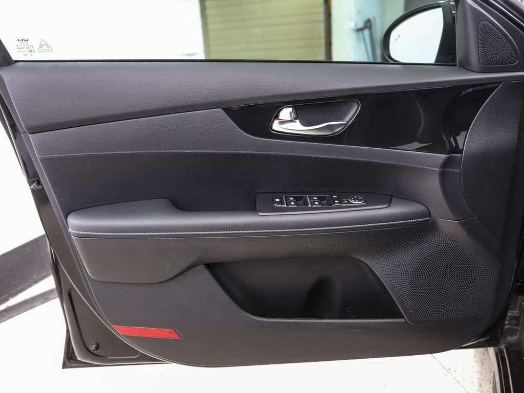 Thumbnail: 2024 Kia Forte - 9