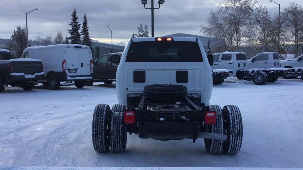 2024 RAM 3500 Chassis SLT - Photo 7