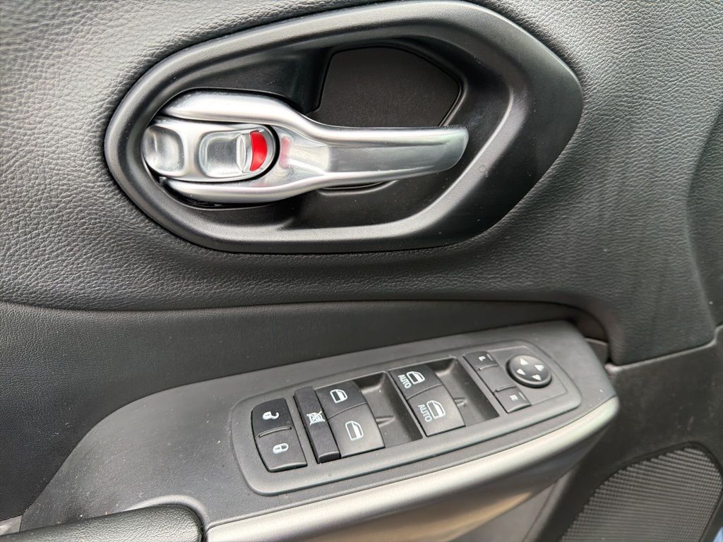 Thumbnail: 2021 Jeep Cherokee - 27