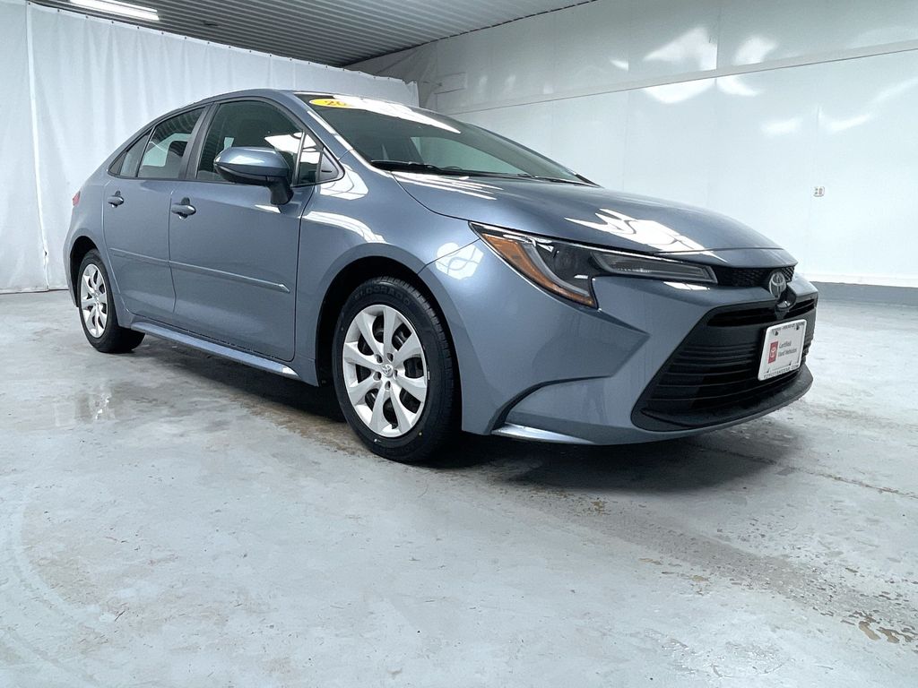 2024 Toyota Corolla LE's photo