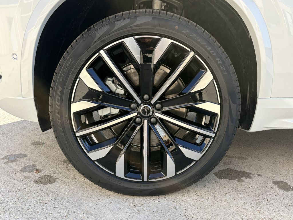 New 2026 Crystal White Volvo B6 Plus 7-Seater image 9