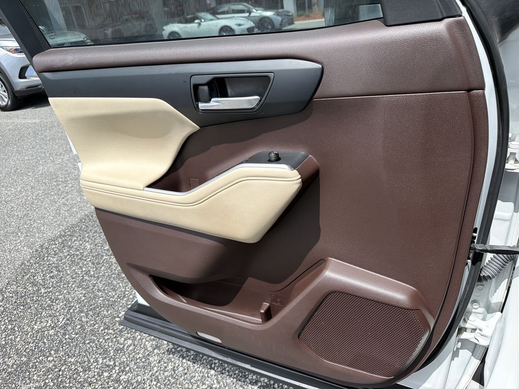 Used 2022 Toyota Highlander Hybrid SUV