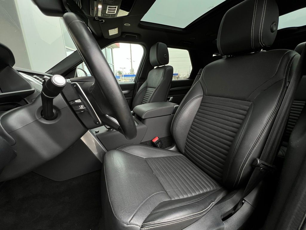 2023 Land Rover Discovery S R-Dynamic photo