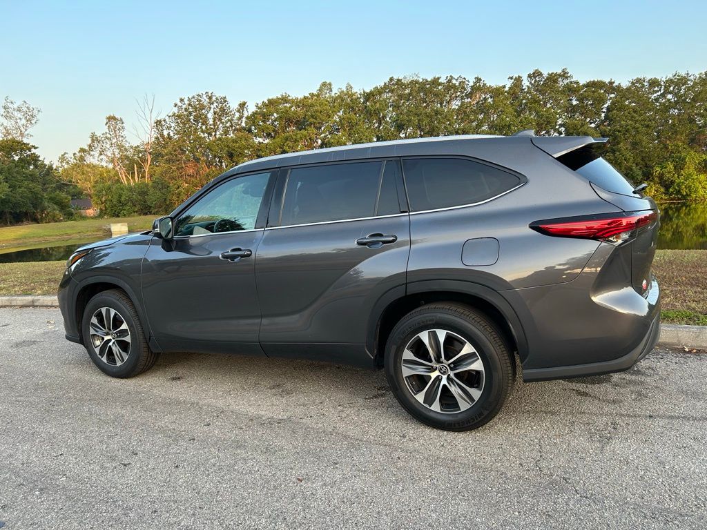 2022 Toyota Highlander XLE 3