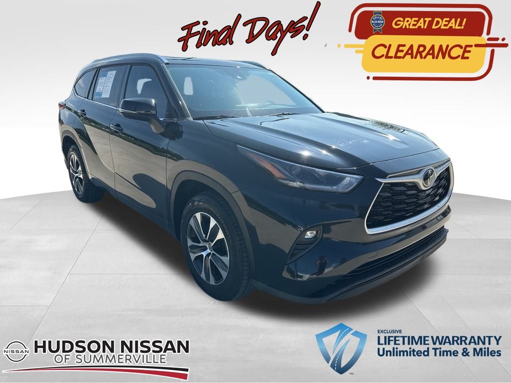 2021 Midnight Black Metallic Toyota Highlander XLE SUV