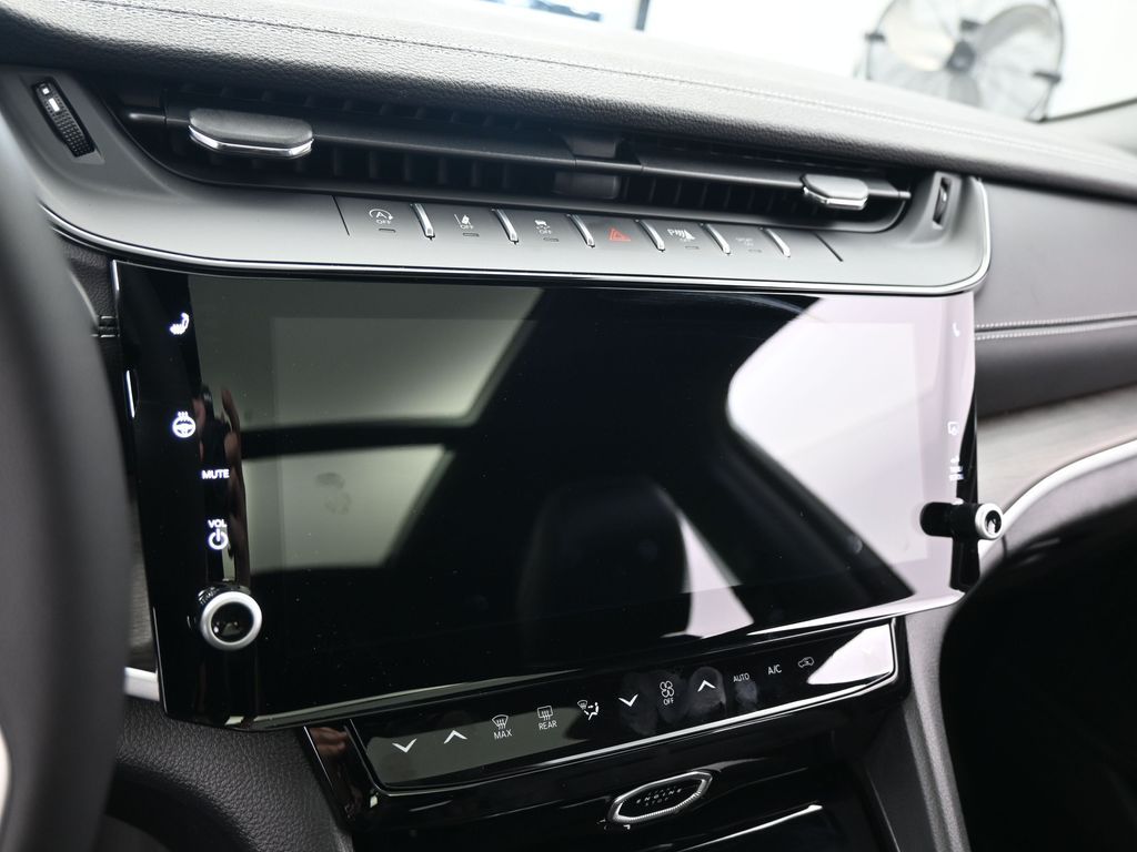 New 2026 Diamond Black Crystal Pearlcoat Jeep Limited image 17