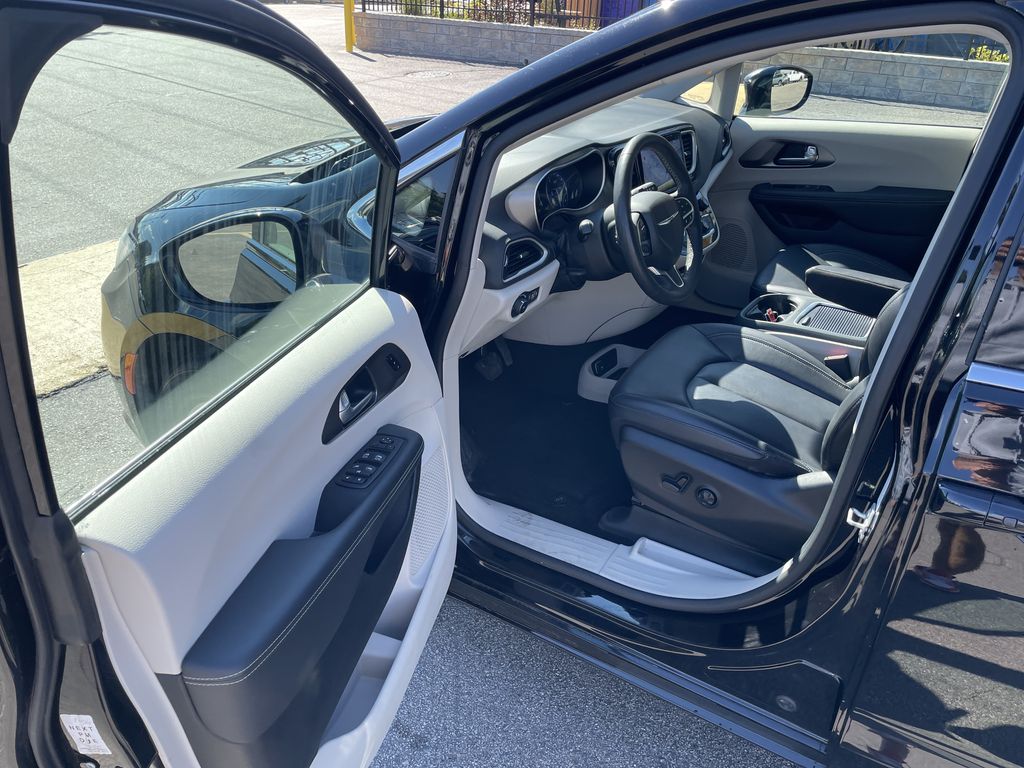 Used 2024 Chrysler Pacifica Van