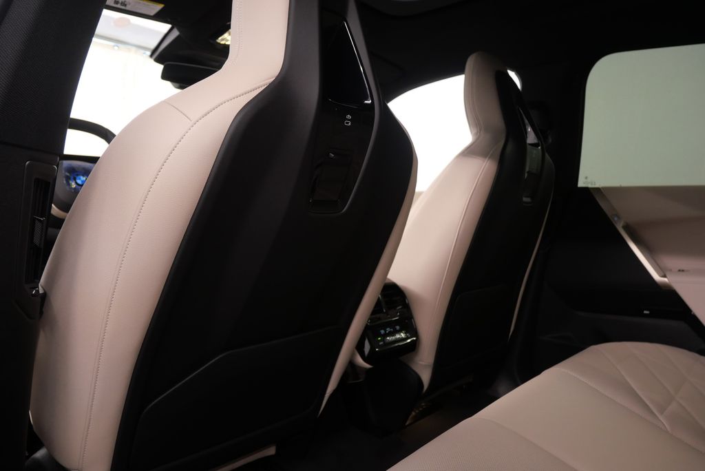 2025 BMW iX xDrive50 18