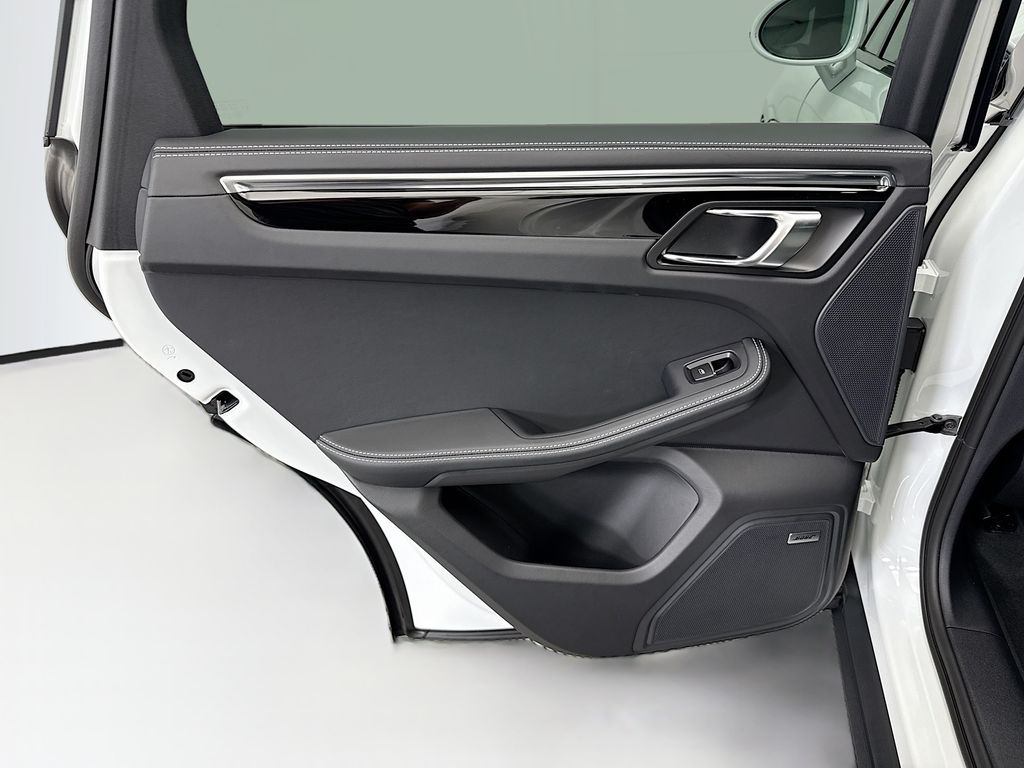 Thumbnail: 2026 Porsche Macan - 27