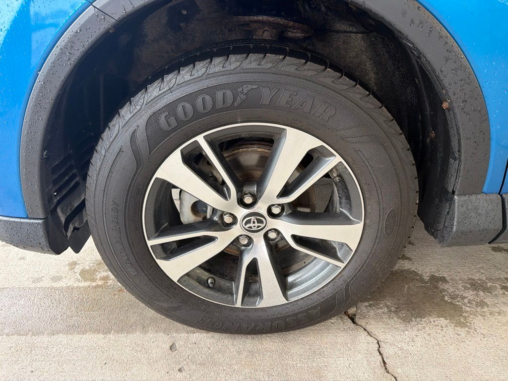 Thumbnail: 2018 Toyota RAV4 - 10