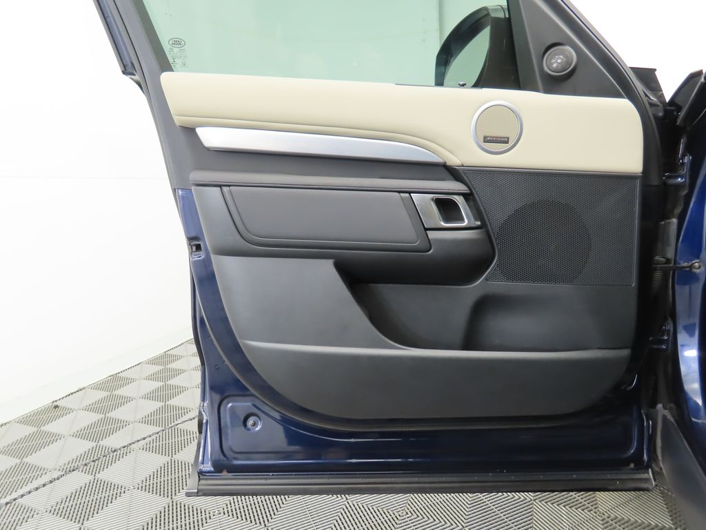2020 Land Rover Discovery Landmark Edition 25