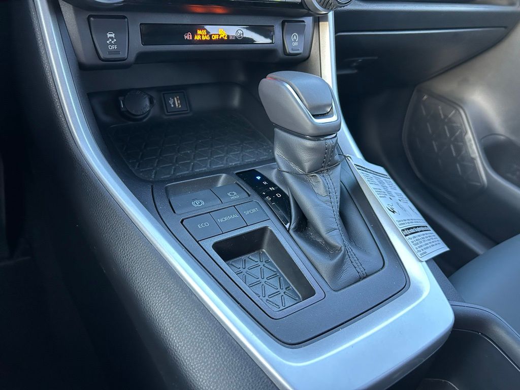 2024 Toyota RAV4 XLE Premium 27
