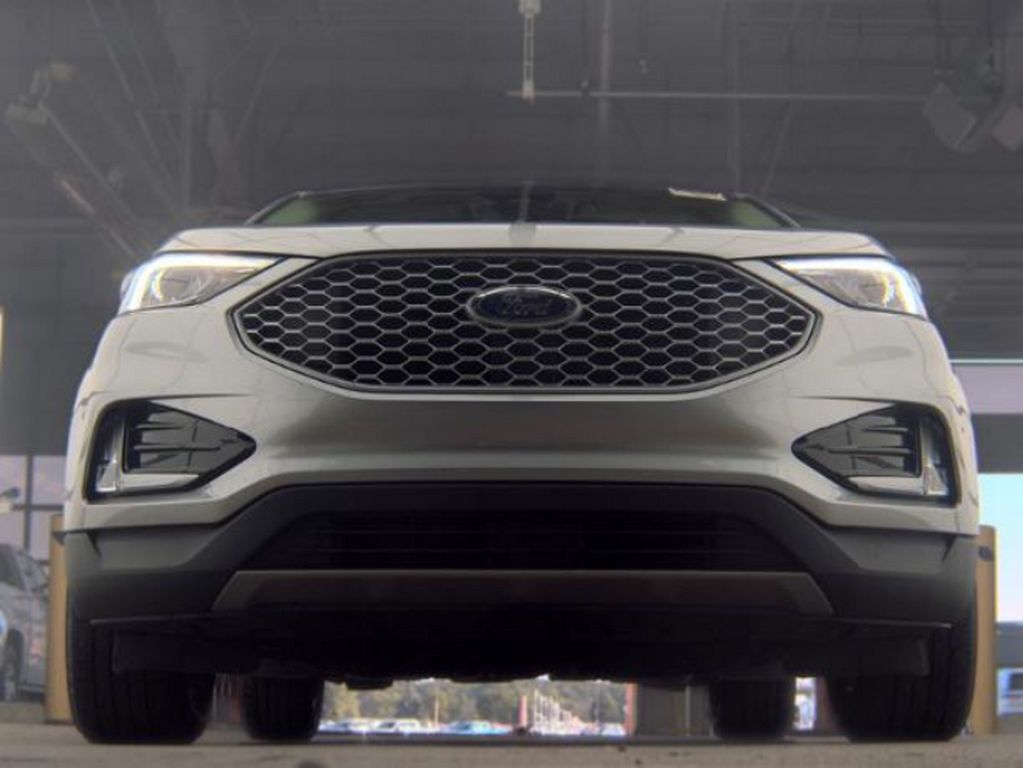 Used 2023 Silver Ford SEL image 3