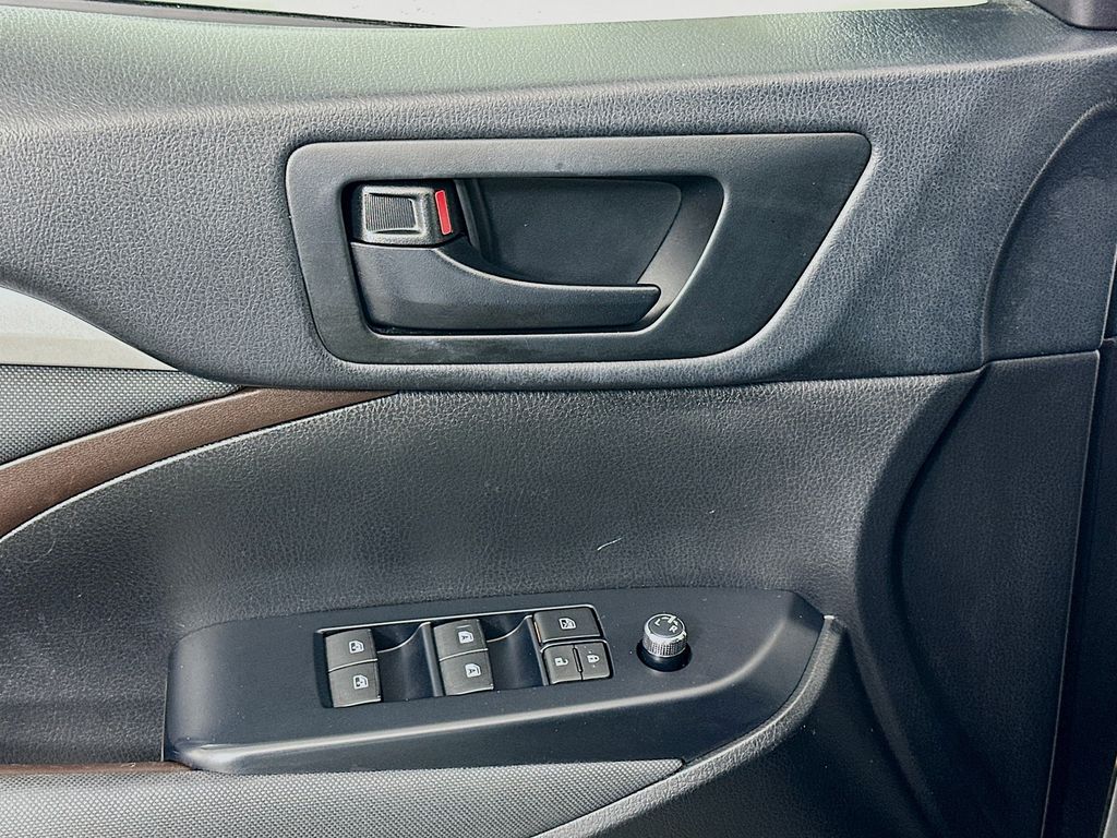 Thumbnail: 2019 Toyota Highlander - 17