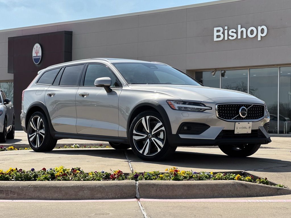 2025 Volvo V60 Cross Country B5 Plus AWD