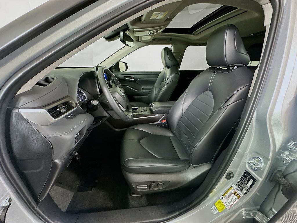 Thumbnail: 2024 Toyota Highlander - 21