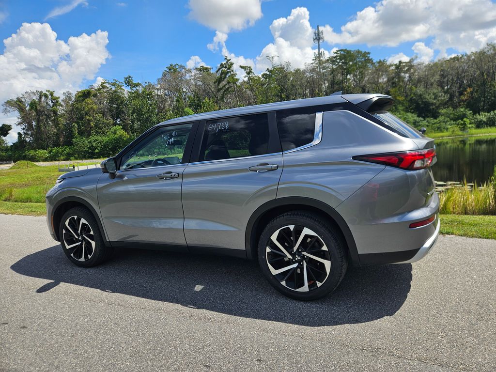 Thumbnail: 2024 Mitsubishi Outlander - 3