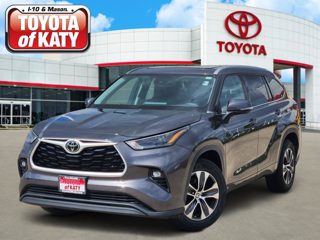 Magnetic Gray Metallic 2022 Toyota Highlander XLE FWD SUV / Crossover Front-Wheel Drive 8-Speed Automatic