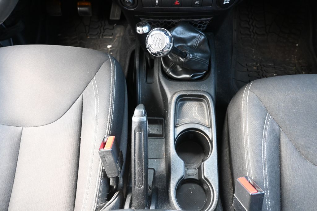 Thumbnail: 2015 Jeep Wrangler - 14