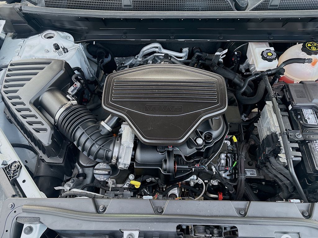 Used 2023 White GMC AT4 image 33