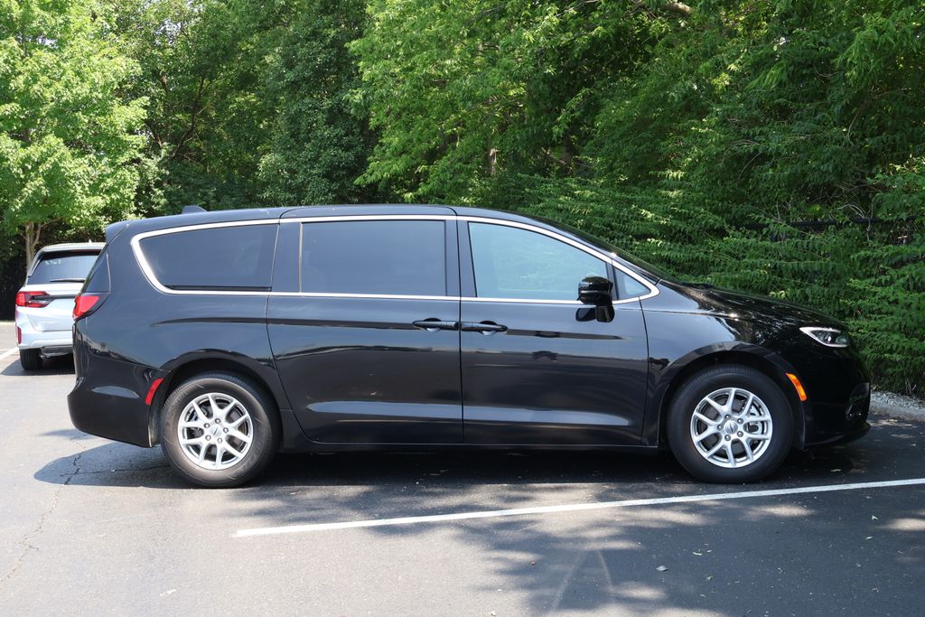 Thumbnail: 2025 Chrysler Pacifica - 9
