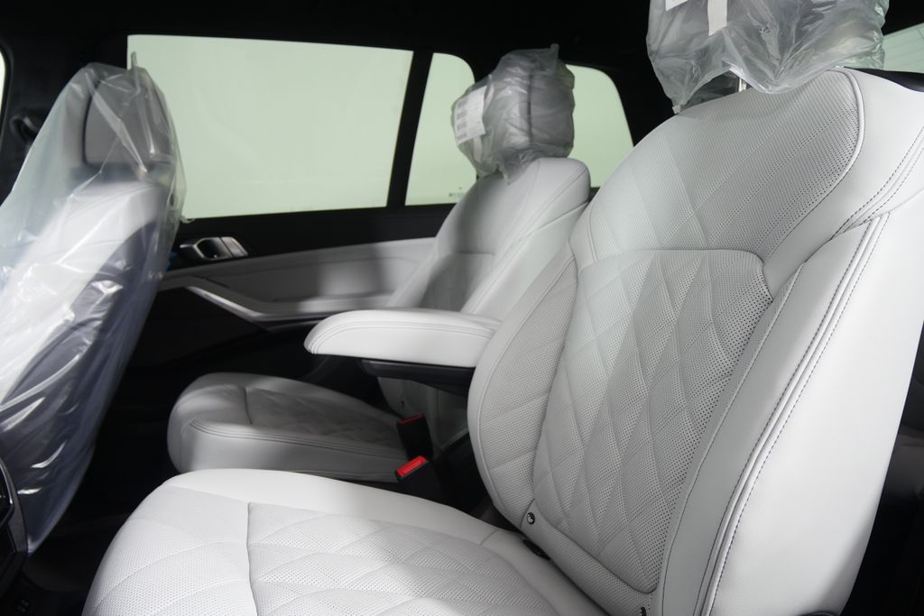 Thumbnail: 2026 BMW X7 - 13