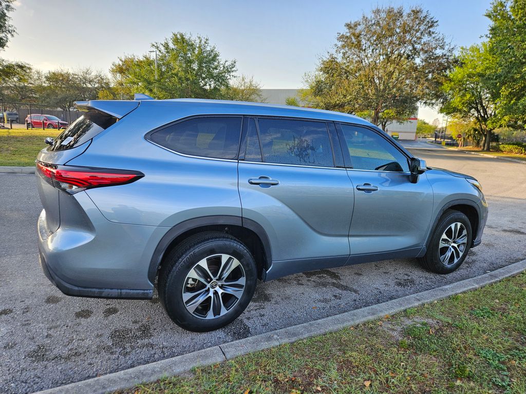 2022 Toyota Highlander XLE 5