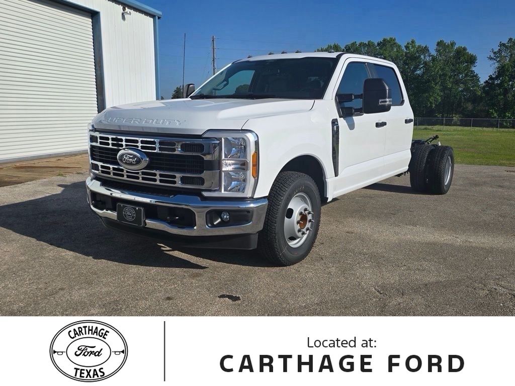 Oxford White 2026 Ford F-350 Super Duty Chassis Pickup Truck Four-Wheel Drive Automatic