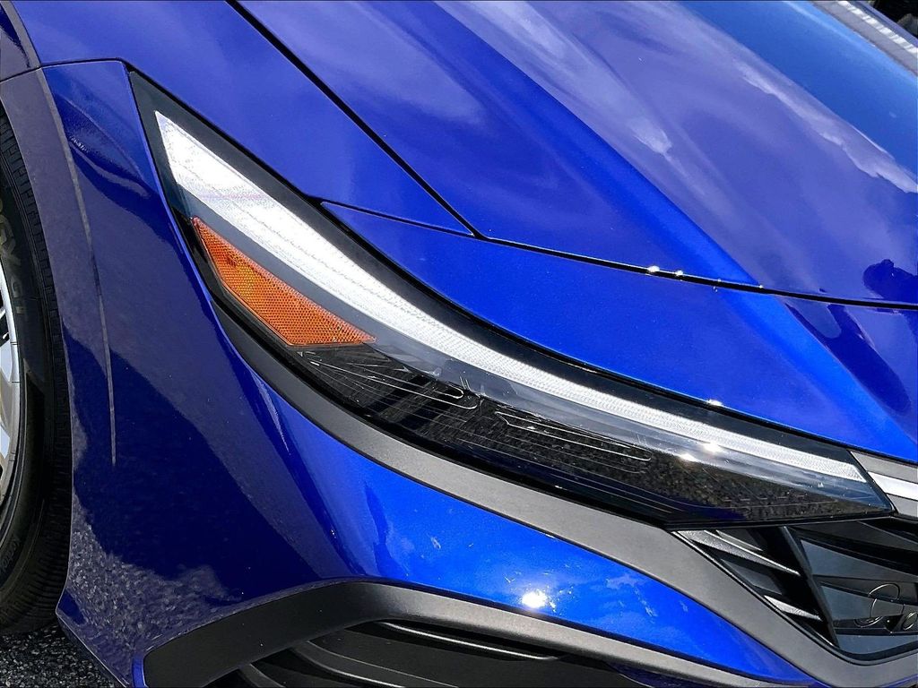 2025 Hyundai Elantra — photo 31