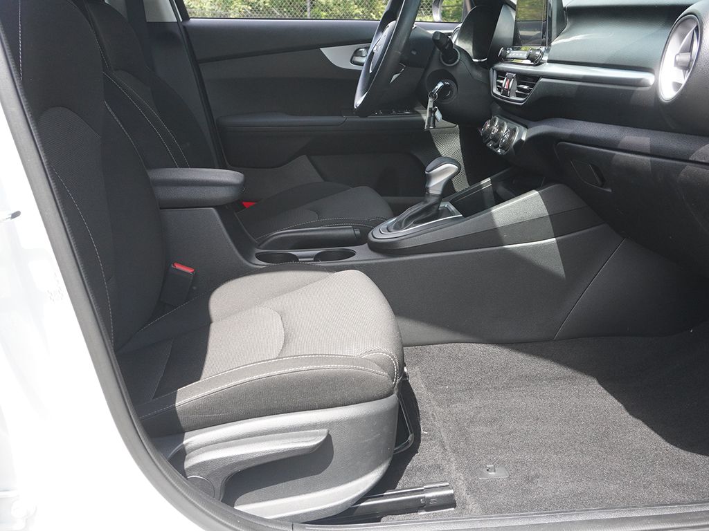 Used 2024 White Kia LXS image 25