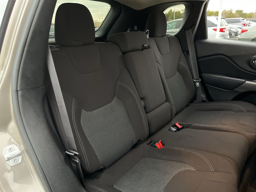 Thumbnail: 2021 Jeep Cherokee - 26