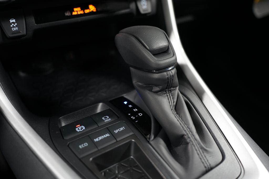 2025 Toyota RAV4 XLE 21