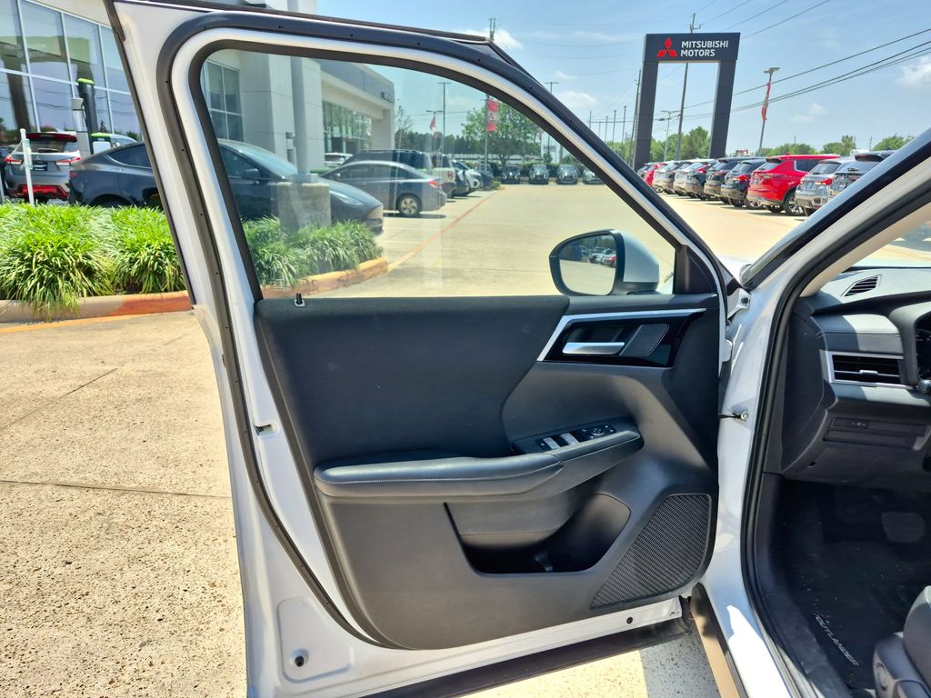 2023 Mitsubishi Outlander ES White at Victoria Chrysler Dodge Jeep Ram