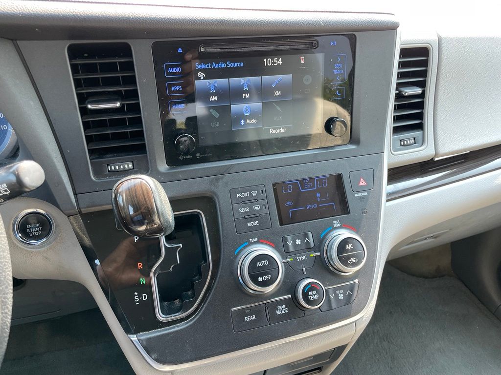 Thumbnail: 2015 Toyota Sienna - 18