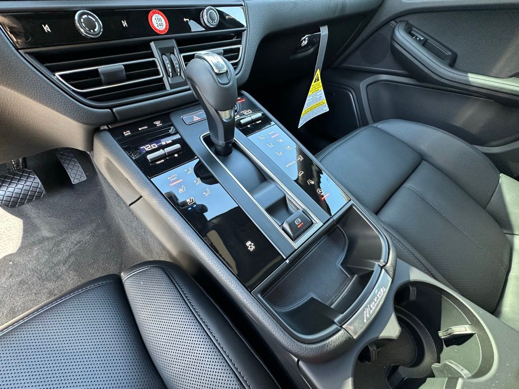 Thumbnail: 2026 Porsche Macan - 27