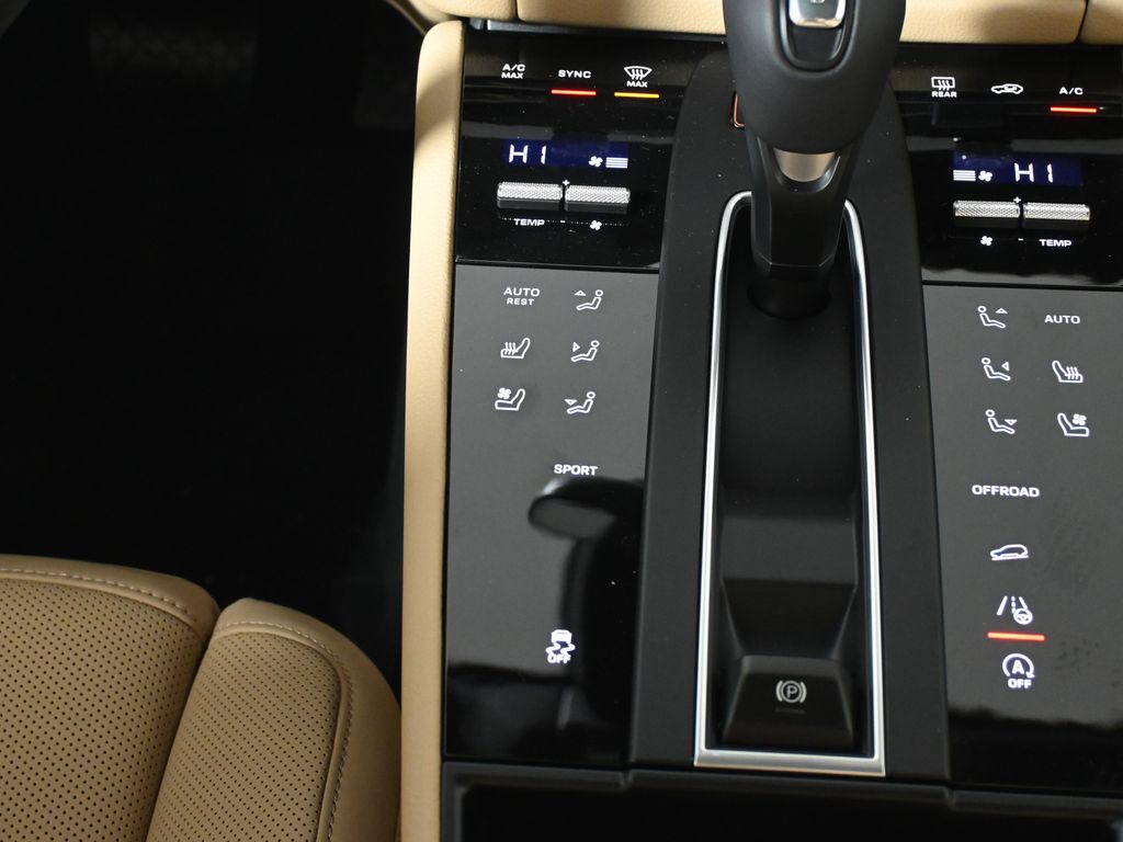 Thumbnail: 2026 Porsche Macan - 25