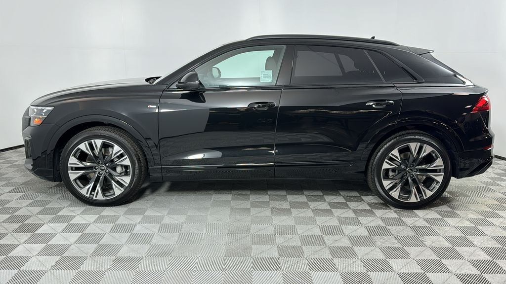 Thumbnail: 2025 Audi Q8 - 2