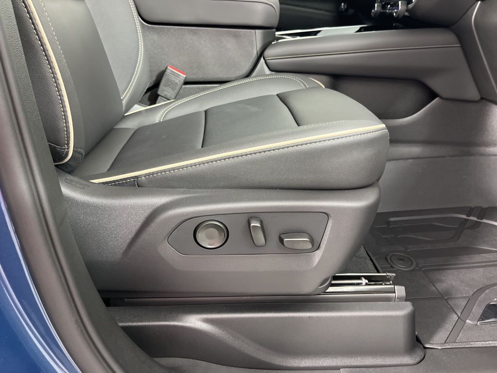 Thumbnail: 2026 Chevrolet Suburban - 10