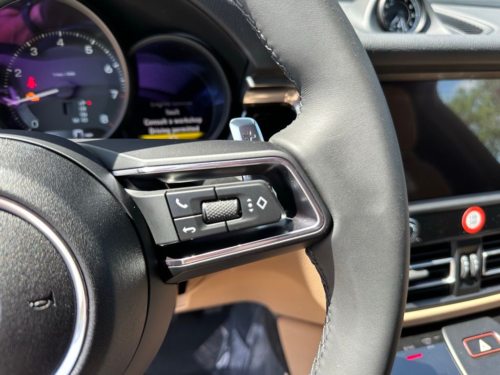 2025 Porsche Macan  19
