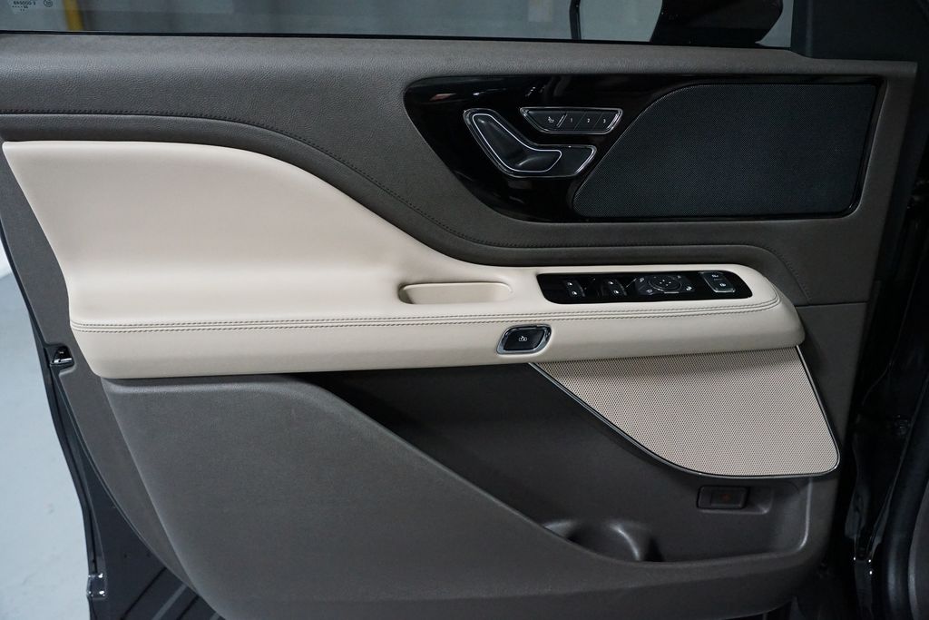 Thumbnail: 2023 Lincoln Aviator - 30