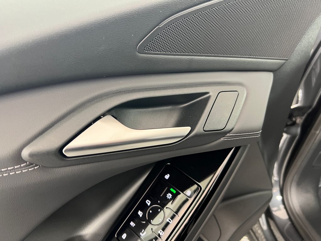 Thumbnail: 2025 Audi Q6 e-tron - 30