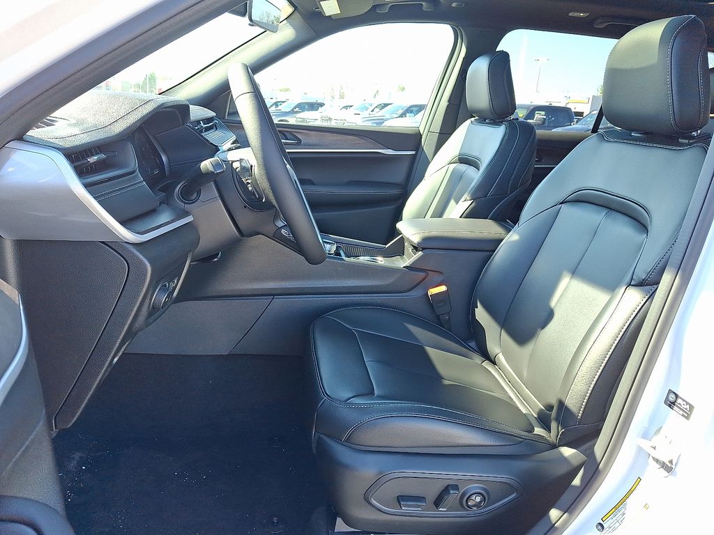 2026 Jeep Grand Cherokee — photo 9