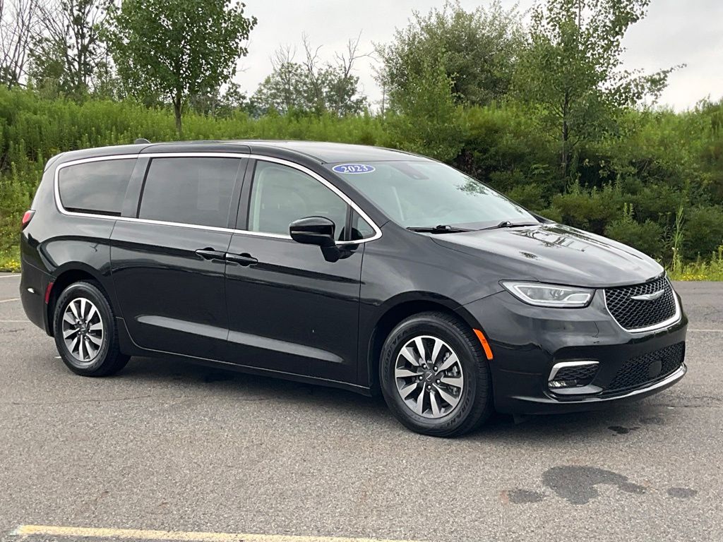  2023 Chrysler Pacifica Hybrid Touring L FWD   