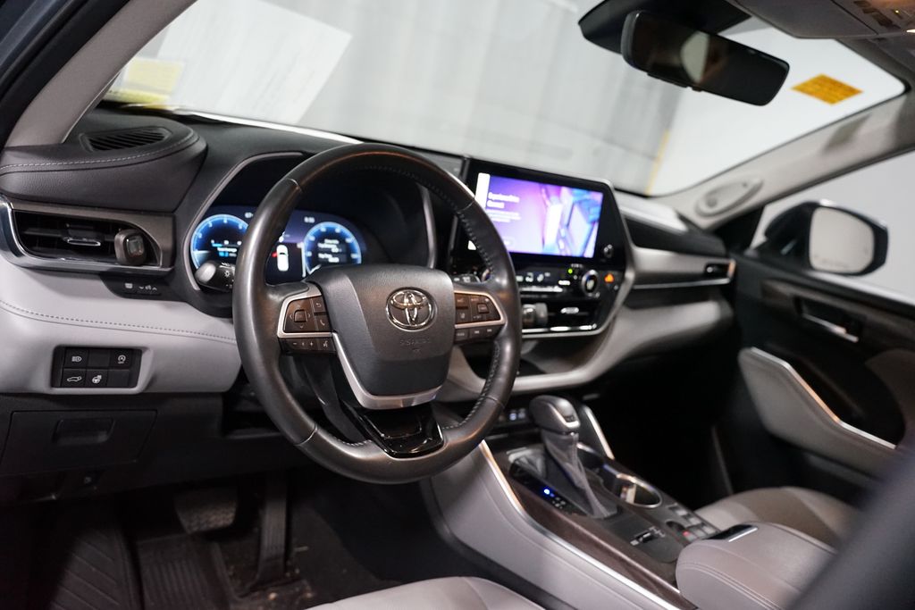 Thumbnail: 2023 Toyota Highlander - 7