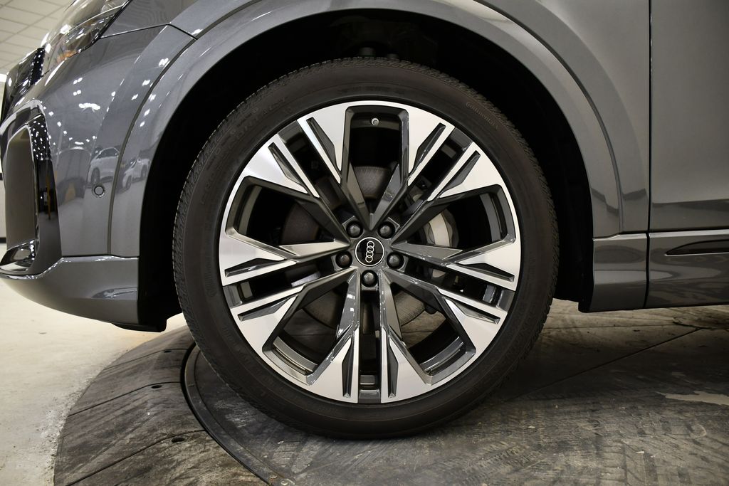 Thumbnail: 2026 Audi Q8 - 14