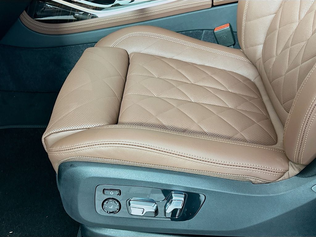 Thumbnail: 2026 BMW X7 - 21