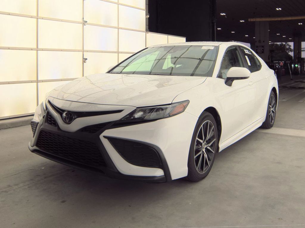2024 Toyota Camry SE's photo