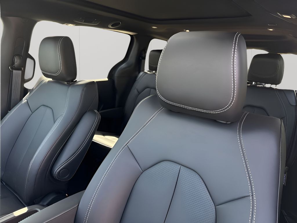 2025 Chrysler Pacifica Select - Photo 35