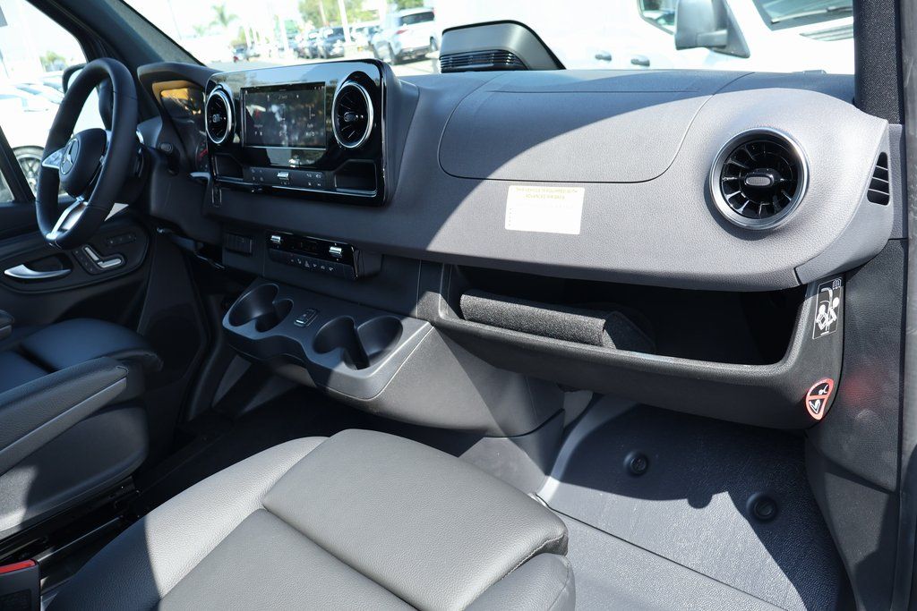 Thumbnail: 2025 Mercedes-Benz Sprinter - 6